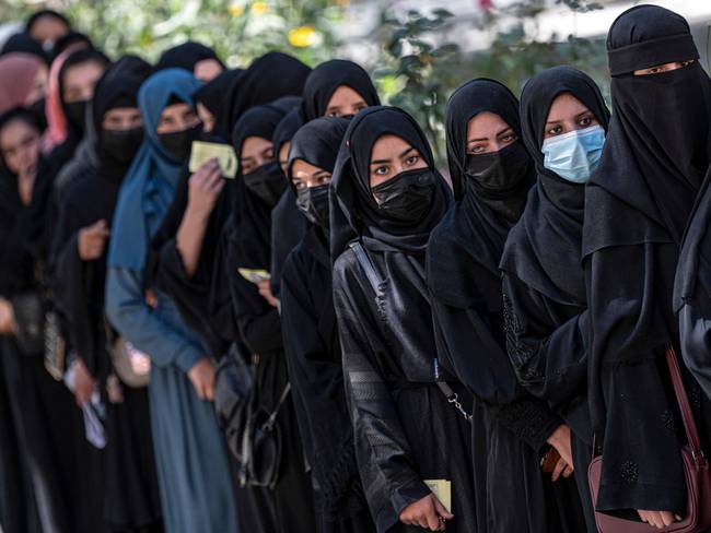 Mujeres en Afganistán. (Photo by WAKIL KOHSAR/AFP via Getty Images)