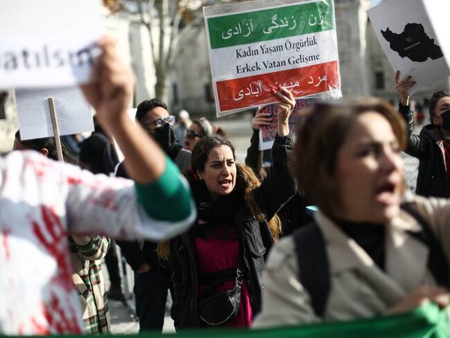 Protesta en Estambul, Turquía contra Irán, tras la sospechosa muerte de Masha Amini.