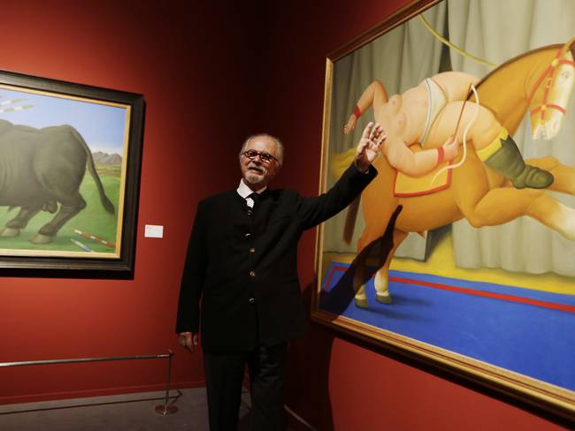 Beijing (China).- (FILE) - Colombian artist Fernando Botero poses for photos beside his paintings entitled &#039;Circus Act&#039; (R) and &#039;Dying Bull&#039; (R) before the opening of his exhibition &#039;Botero in China&#039; at the National Museum of China in Beijing, China, 20 November 2015 (reissued 15 September 2023). Colombian artist and sculptor Fernando Botero, known for the voluptuous figures represented in his works, died at the age of 91 in Monaco on 15 September 2023, reported EFE citing local media and authorities. EFE/EPA/HOW HWEE YOUNG *** Local Caption *** 52396602