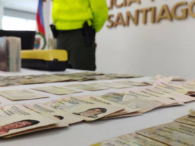 Según la Policía, muchos de estos documentos falsos pueden ser utilizados para favorecer el tráfico de migrantes.