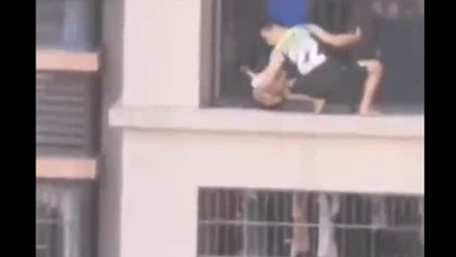 Hombre rescata a bebé que está en peligro de caer desde un séptimo piso | Captura de video