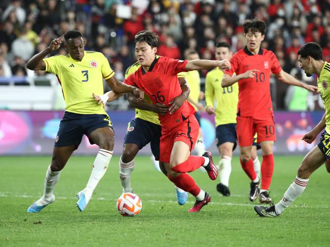 Hyeong-Gyu de Corea del Sur y Jhon Janer Lucumí de Colombia en el partido amistoso disputado en Ulsan (Photo by Chung Sung-Jun/Getty Images)