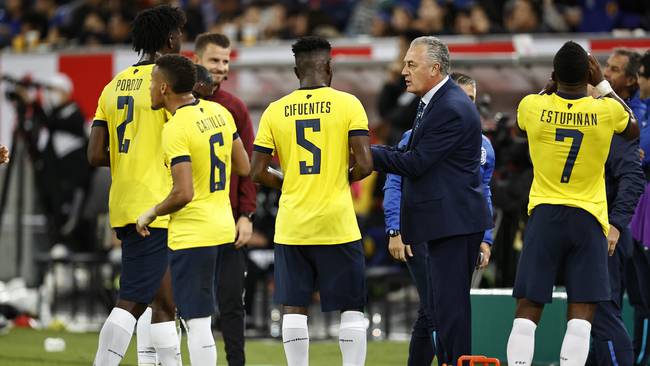 El técnico Gustavo Alfaro da indicaciones a sus futbolistas durante el partido ante Japón/ Getty Images