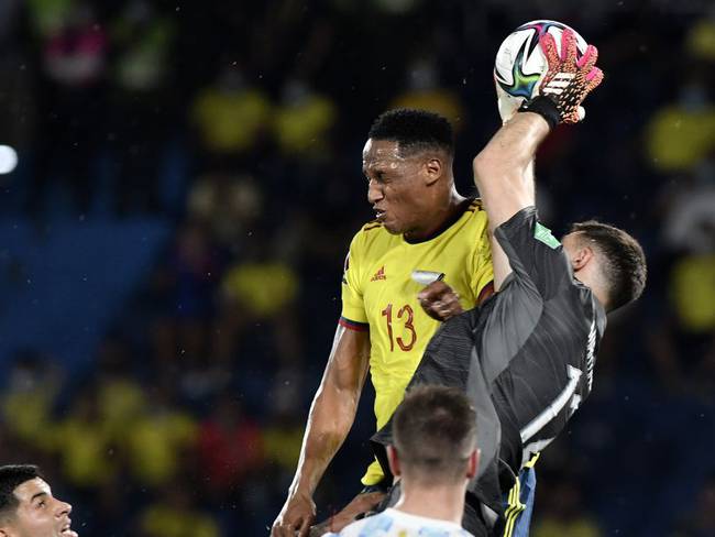 Momento del choque entre Yerry Mina y Emiliano Martínez en el partido entre Colombia y Argentina