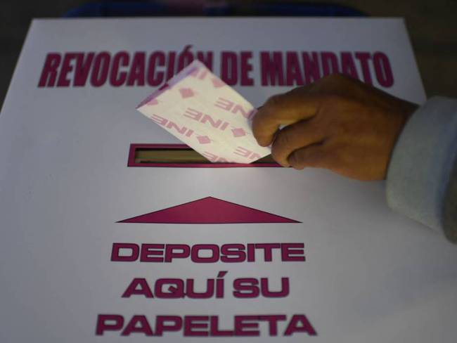 Urna donde se deposita el voto para definir la revocatoria de mandato del presidente mexicano.            Foto: Getty 