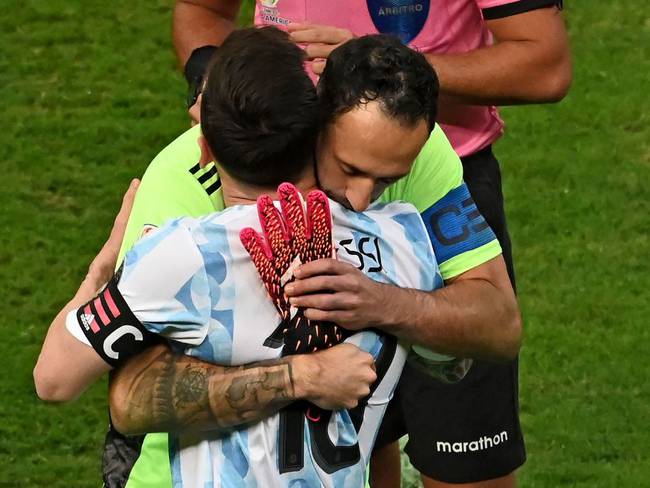 David Ospina y Lionel Messi durante un partido de Copa América 2021 (Photo by EVARISTO SA / AFP) (Photo by EVARISTO SA/AFP via Getty Images)