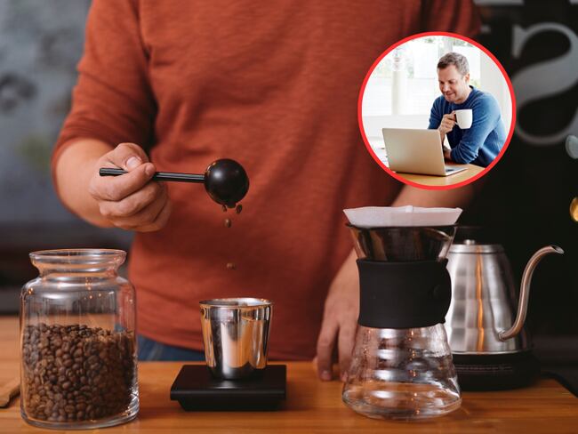 Persona haciendo una receta con fafé y de fondo un hombre observando la pantalla de su computador con una taza de café en la mano (Fotos vía Getty Images)