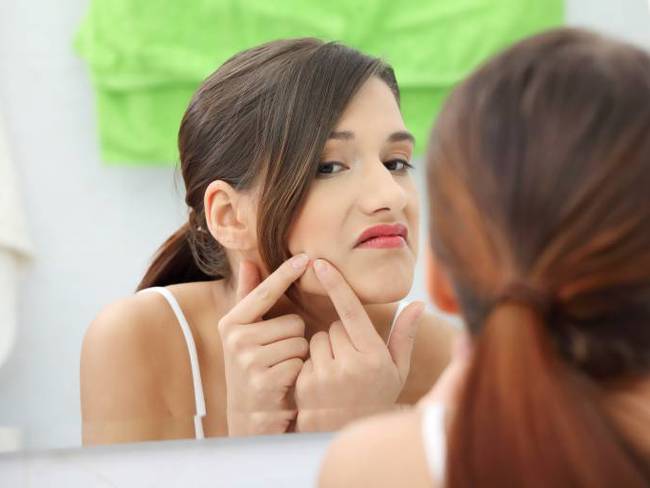 Épocas decembrinas generan mayor inhibición social de los jóvenes que sufren acné