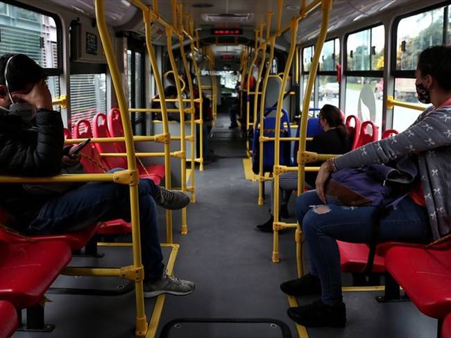 En horas de la noche de este lunes se registró un nuevo atraco al interior de un bus del sistema Transmilenio. Foto: Colprensa / ÁLVARO TAVERA