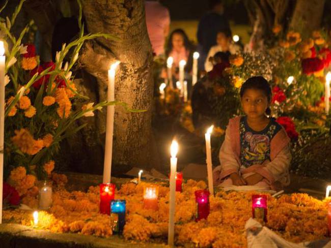 Los mexicanos ofrendan comida, bebidas y flores a sus muertos y los acompañan durante toda la jornada de 31 de octubre y 1 de noviembre.