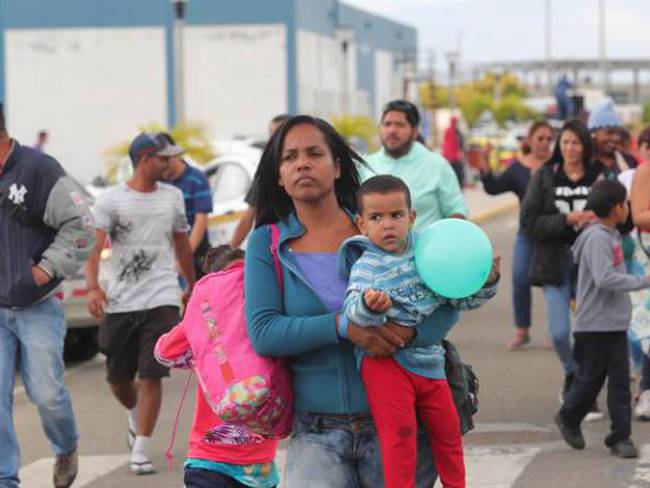 Cientos de migrantes venezolanos llegan desde Ecuador al Centro binacional de atención fronteriza.