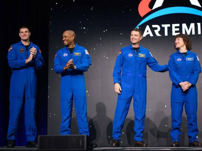 Los astronautas Jeremy Hansen, Victor Glover, Reid Wiseman y Christina Hammock Koch suben al escenario después de ser seleccionados para la misión Artemis II, que se aventurará alrededor de la Luna / (Foto de MARK FELIX/AFP a través de Getty Images)