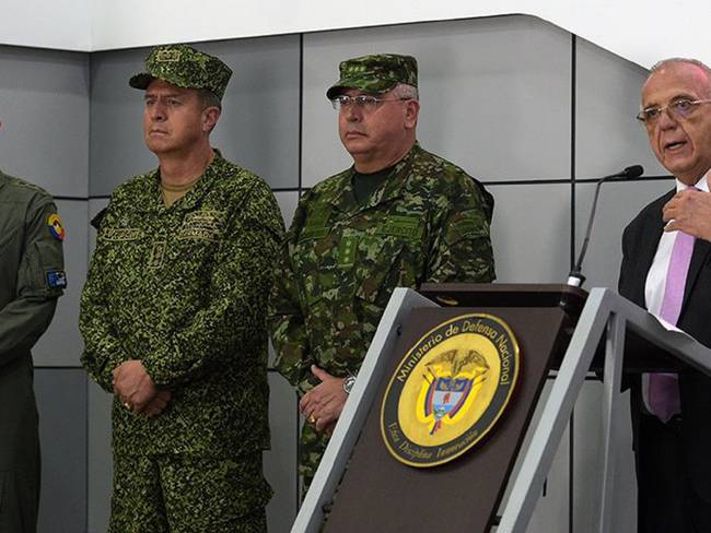 Ministro de Defensa, Iván Velásquez, y la cúpula militar. Cortesía: MinDefensa.