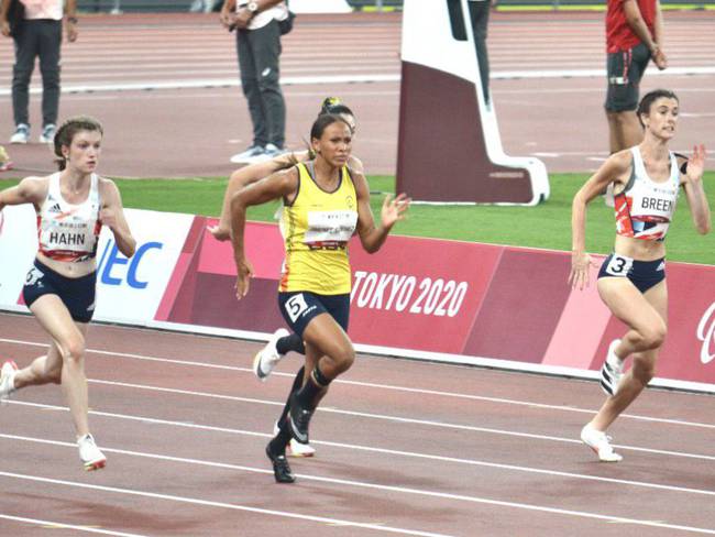 Faisury Jimenéz (amarillo) en la final de los 100 metros T38