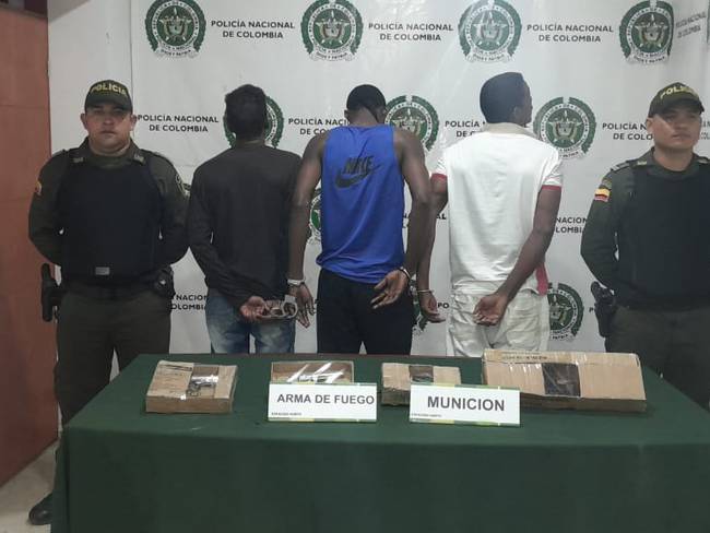 Tres hombres capturados por porte de armas y agredir policías en Bucaramanga