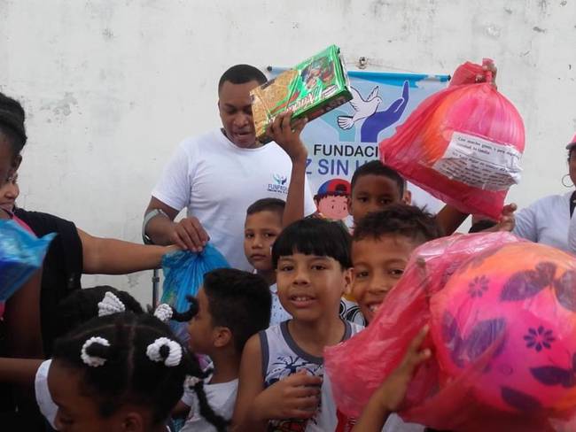 Expolicía herido en atentado al CAI San José entrega regalos a niños