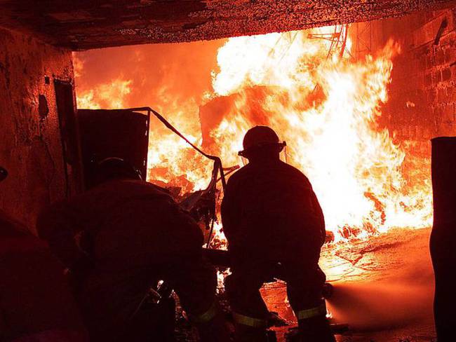 Incendio en una fábrica de colchones en la vía entre Cerritos y La Virginia - Colprensa
