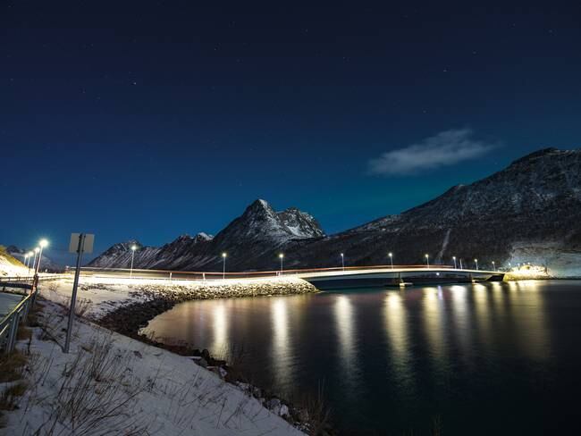 Vista durante la noche de Gryllefjord, en Noriega (Foto vía Getty Images)