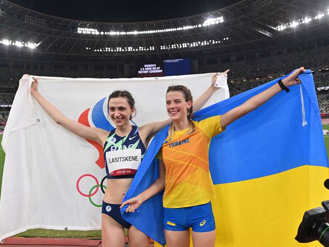 Triunfo de atletas de Rusia (izq) y Ucrania (der) en los Juegos Olímpicos de Tokio. 
(Foto: ANDREJ ISAKOVIC/AFP via Getty Images)