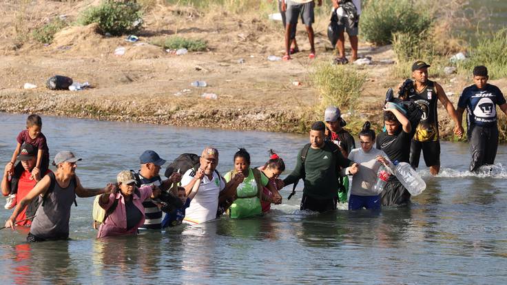 Eagle Pass (United States), 22/09/2023.- Migrants cross the Rio Grande in Eagle Pass Texas, USA, 22 September 2023. The Mayor of Eagle Pass Rolando Salinas Jr. estimated that 2,000 migrants crossed the border on 21 September, after about 3,000 migrants crossed into Eagle Pass on 20 September, according to the U.S. Representative Tony Gonzales. Mayor Salinas Jr. on 19 September declared a &#039;local state of disaster&#039; in an emergency declaration issued after over 1,000 migrants crossed the border. EFE/EPA/ADAM DAVIS