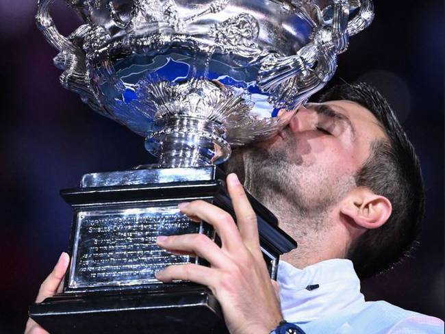 Novak Djokovic levanta su décimo trofeo del Abierto de Australia / Twitter: @AustralianOpen