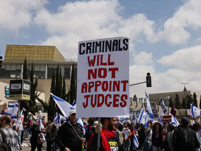 Jornada de protestas civiles en Israel en rechazo a la propuesta de reforma judicial que debilita las cortes y aumenta el poder del ejecutivo. 
(Foto: HAZEM BADER/AFP via Getty Images)
