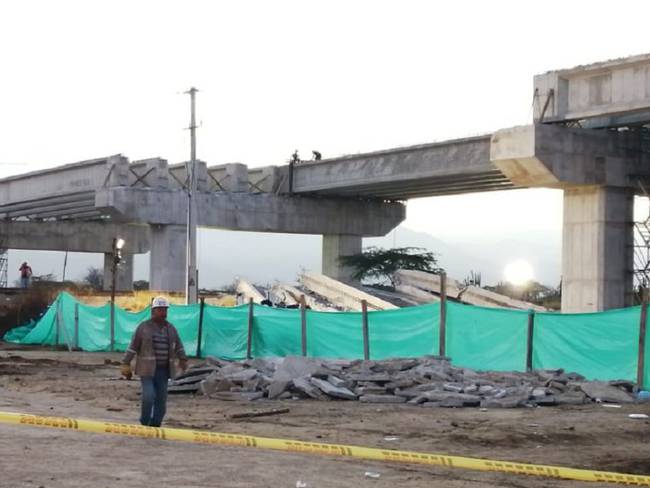 Gerente de Meco: No está comprometida estructura del puente que se volcó