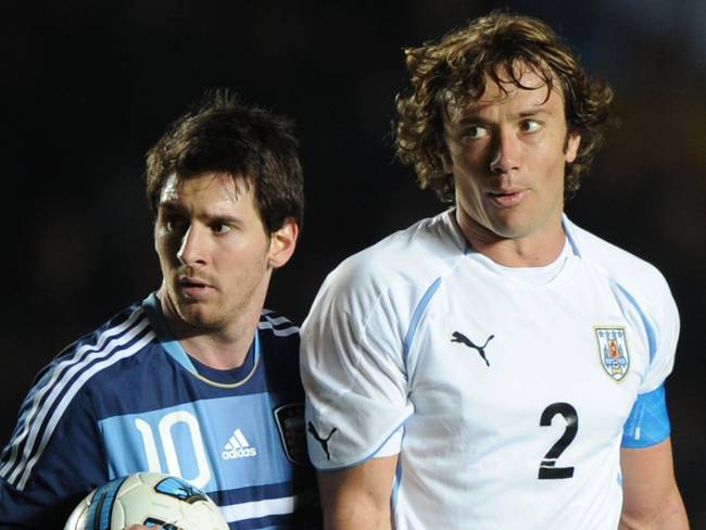 Lionel Messi junto con Diego Lugano