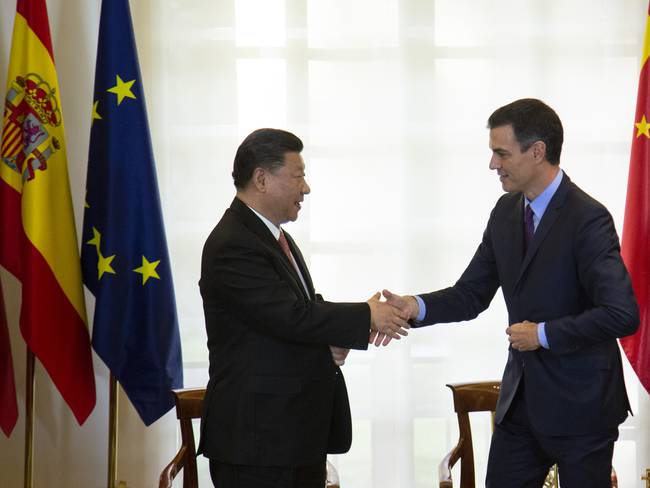 Encuentro entre el presidente de China, Xi Jinping, y su homólogo español, Pedro Sánchez. 
(Foto: Pablo Blazquez Dominguez/Getty Images)