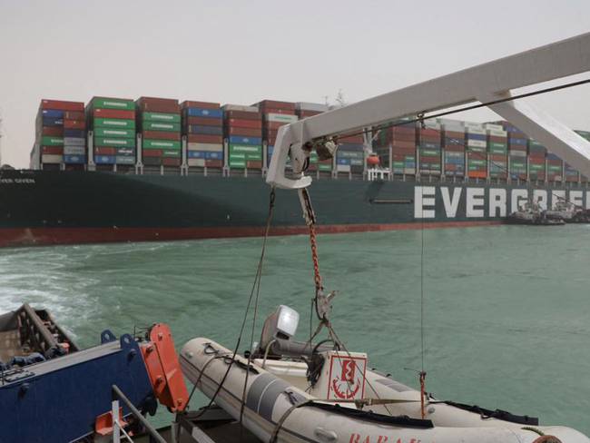 Labores en el Canal de Suez para liberar el barco Ever Given 