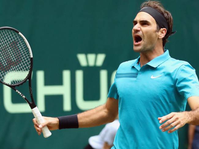 Federer salva dos bolas de partido para superar a Paire en ATP de Halle