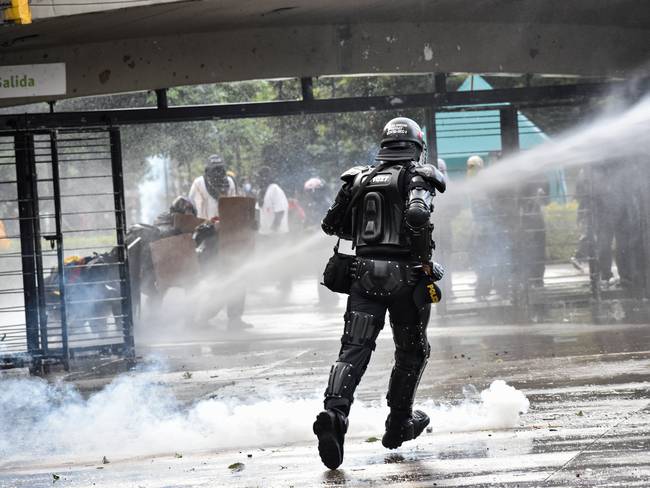 Universidad Nacional de Colombia ypolicía antidisturbios de Colombia ESMAD, en Bogotá. Foto de referencia: Getty Images.
