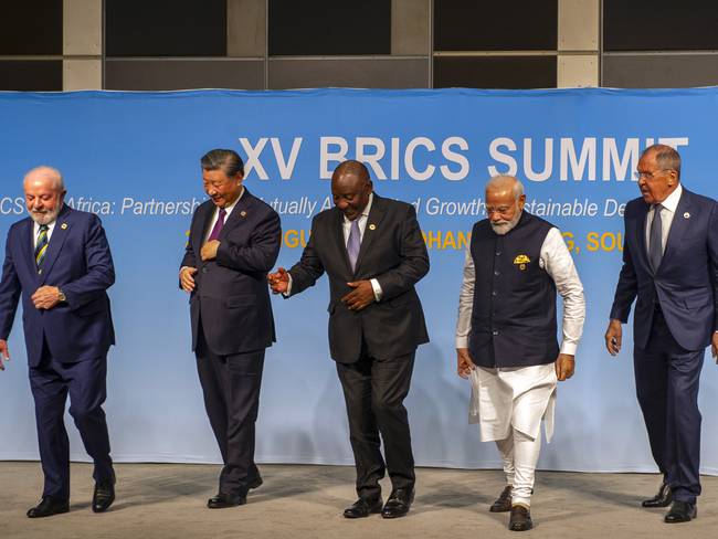Johannesburg (South Africa), 24/05/2023.- (L-R) Brazil&#039;s President Luiz Inacio Lula da Silva, China&#039;s President Xi Jinping, South African President Cyril Ramaphosa, Indian Prime Minister Narendra Modi and Russia&#039;s Foreign Minister Sergei Lavrov walk after posing for a picture at the BRICS Summit in Johannesburg, South Africa, 23 August 2023. South Africa is hosting the 15th BRICS Summit, (Brazil, Russia, India, China and South Africa), as the group&#039;Äôs economies account for a quarter of global gross domestic product. Dozens of leaders of other countries in Africa, Asia and the Middle East are also attending the summit. (Brasil, Rusia, Sudáfrica, Johannesburgo) EFE/EPA/ALET PRETORIUS / POOL