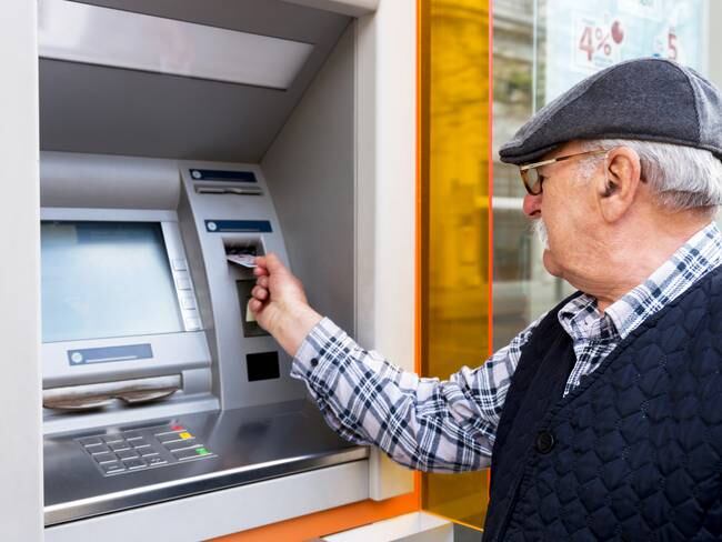 Hombre mayor retirando dinero del cajero (Getty Images)