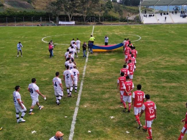 El primer encuentro entre exjugadores de Independiente Santa Fe y la selección Cundinamarca en el estadio Juan Tafur
