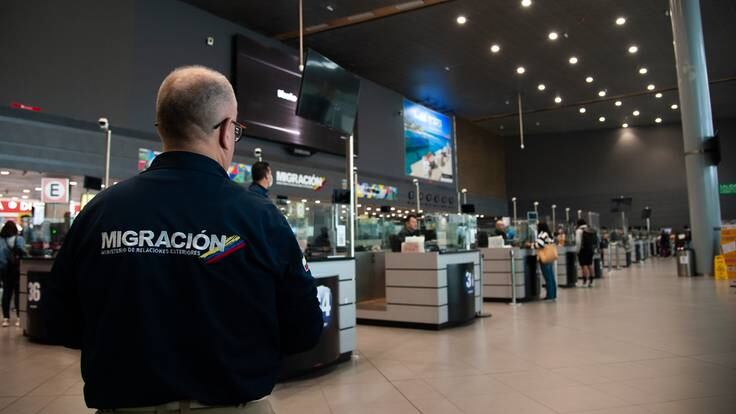 Funcionario de Migración Colombia en el Aeropuerto Internacional El Dorado (Getty Images)