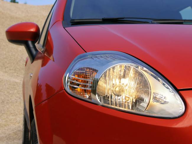 Multa por conducir un vehículo con una luz fundida - Getty Images
