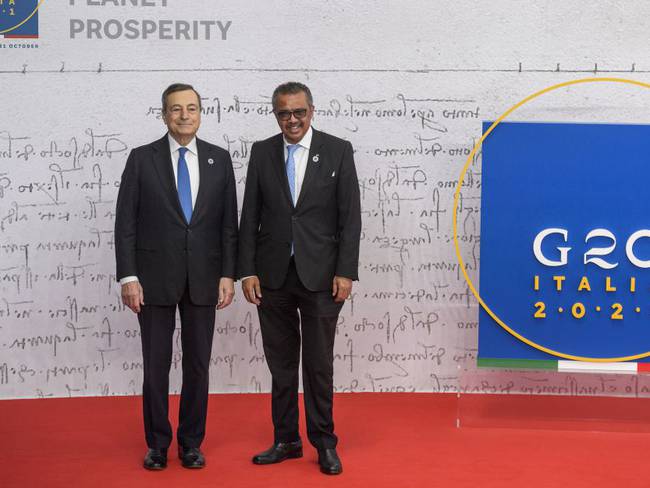 El primer ministro italiano, Mario Draghi, y el director de la Organización Mundia de la Salud, Tedros Adhanom, en la cumbre del G20.