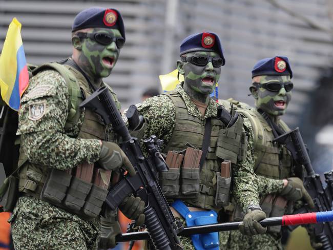Desfile de militares en Bogotá por la conmemoración de los 213 años de la independencia de Colombia. Foto: EFE.