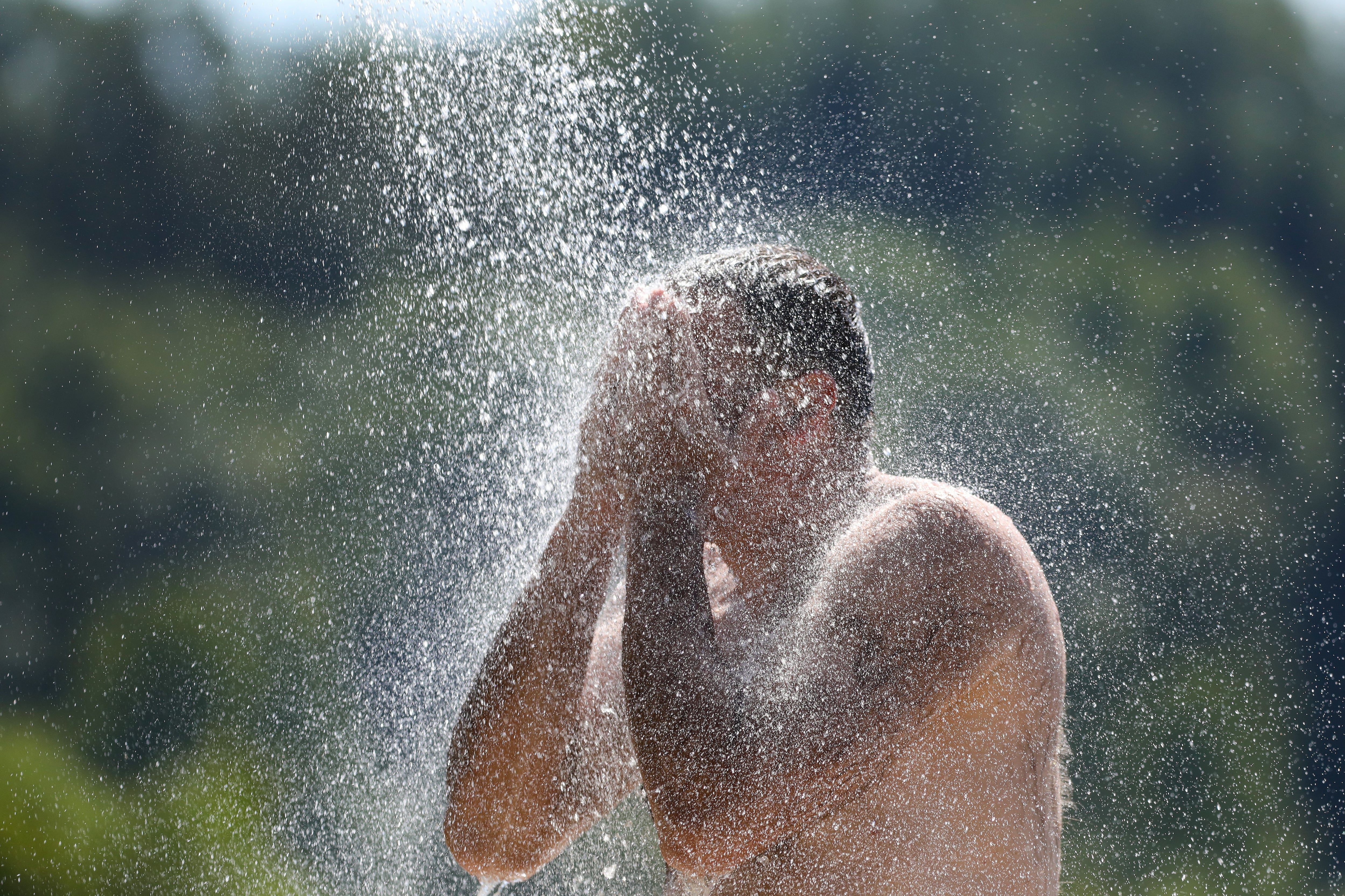 está arrasando con la mejor ducha del verano para piscinas: es solar,  resistente, fácil de montar, ¡e ideal contra la ola de calor!