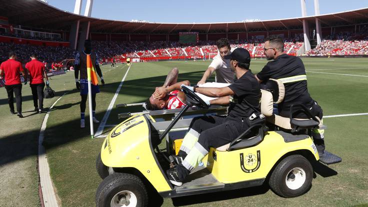 ALMERIA 01/10/2023.- El jugador de la U.D. Almería Luis Suárez se retira lesionado durante el partido celebrado este domingo en Power Horse Stadium de Almería, correspondiente a la jornada 8 de LaLiga. EFE / Carlos Barba