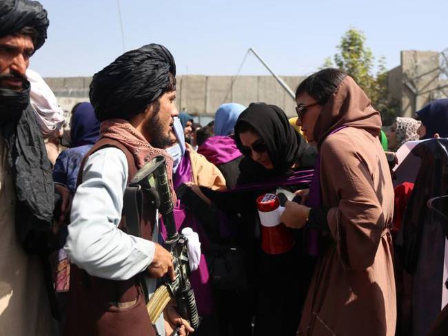 Talibanes intervienen en una manifestación de mujeres afganas que exigen garantizar sus derechos.