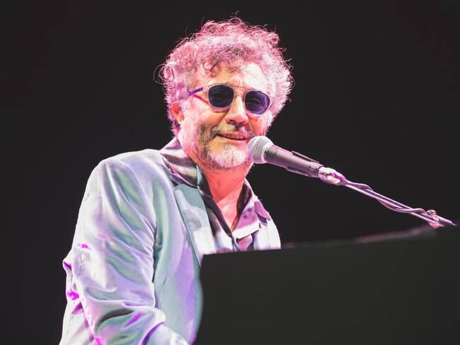 MADRID, SPAIN - OCTOBER 25: Fito Paez performs on stage at Wizink Center on October 25, 2022 in Madrid, Spain. (Photo by Mariano Regidor/Redferns)