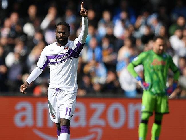 Jonathan Ikoné festeja el tercer gol de la Fiorentina, ante la decepción de David Ospina.