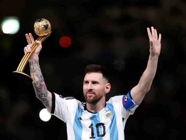 Lionel Messi celebra con su galardón a mejor jugador del Mundial de Qatar. (Photo by Julian Finney/Getty Images)