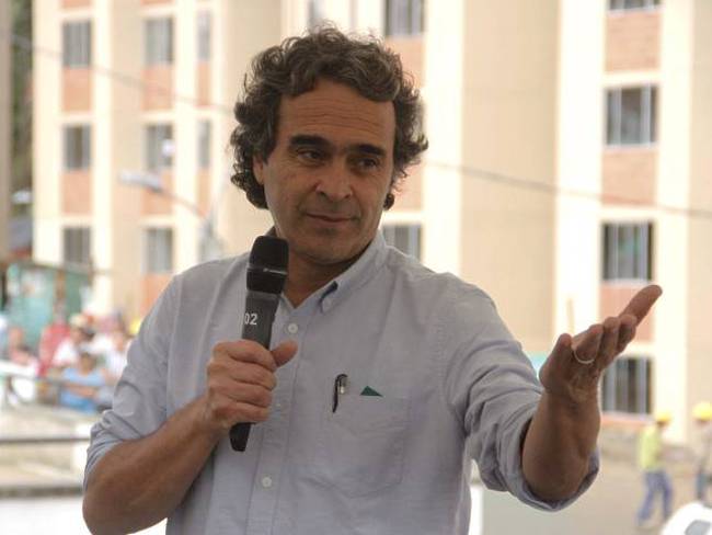 Sergio Fajardo celebra primer lugar en la encuesta de intención de voto