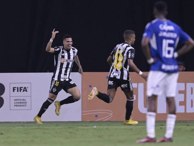 Paulinho festeja uno de sus dos goles en Belo Horizonte ante Millonarios. (Photo by DOUGLAS MAGNO/AFP via Getty Images)