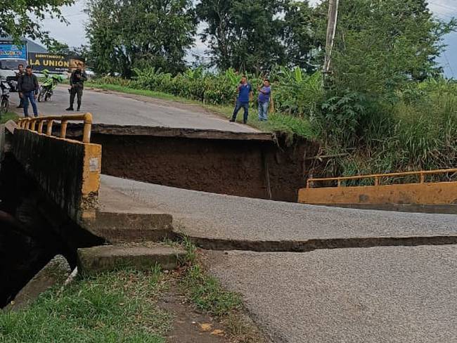 ¿Cuántos puentes vehiculares están en peligro por crecientes de ríos en Colombia?