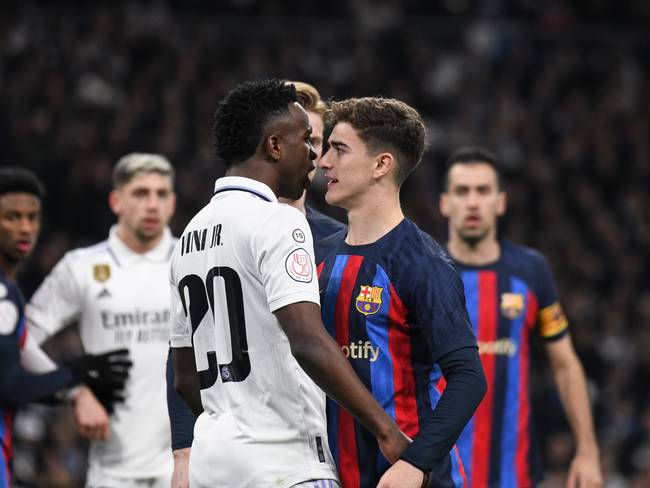 Vinicius Jr y Gavi durante el duelo de ida de Copa Del Rey entre Barcelona y Real Madrid. (Photo by Sara Aribo/PxImages/Icon Sportswire via Getty Images)