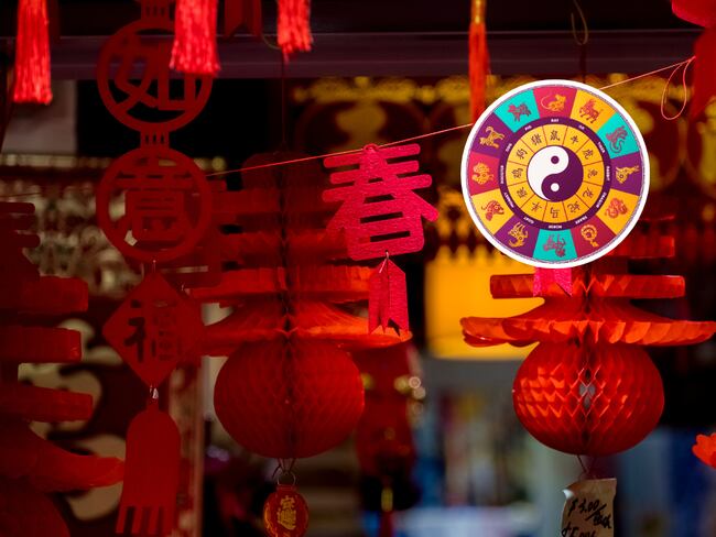 Ambiente de la cultura china y de fondo una rueda del horóscopo chino (Fotos vía Getty Images)